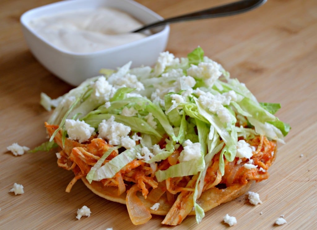 Tostada de Tinga de Pollo